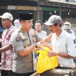 Puluhan Petugas Becak Terima Bantuan Sembako dari Jum'at Barokah Polda Banten