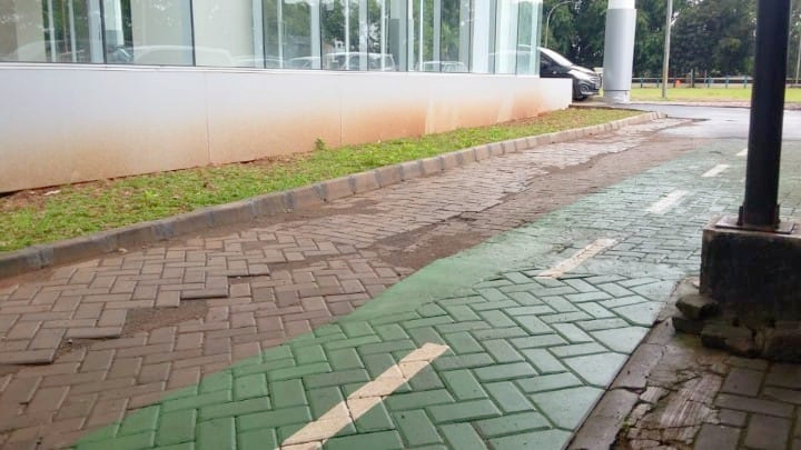 Belum Serah Terima Sudah Amblas, Jalan Gedung DPMPTSP di Cilenggang Kota Tangsel Dikerjakan Asal Jadi
