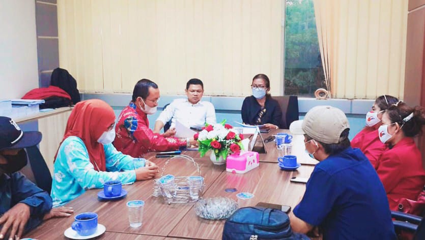 Anggota DPRD Fraksi PDIP Menangis Dengarkan Curahan Hati Ibu Turyani
