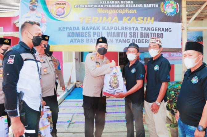 Polresta Tangerang Kawal Baksos Akabri 98 untuk Pedagang Kaki Lima
