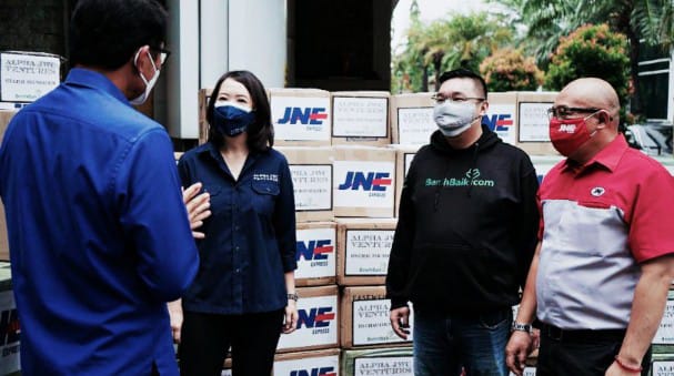 Alpha JWC & HS Chau Donasikan 100 Ribu Masker di Enam Provinsi