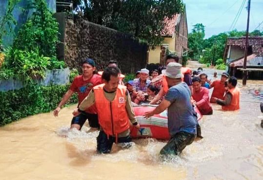 Gerak Cepat, Relawan PKS Evakuasi Korban Banjir di Pandeglang