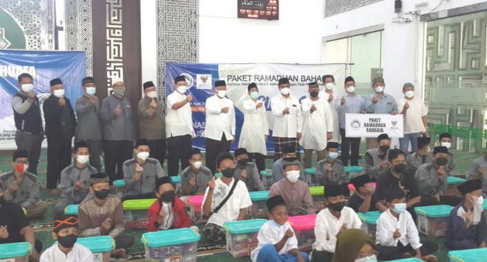 Masjid Baitussalam Beri Santunan Serta Sembako ke Yatim dan Dhuafa