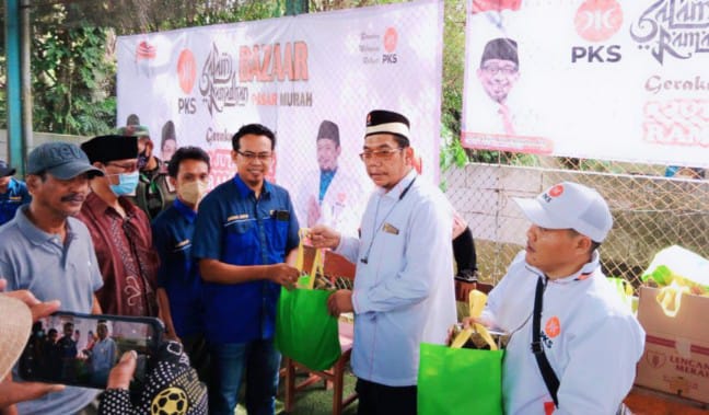 PKS Berikan 20.000 Paket Takjil dan Sembako di 29 Kecamatan