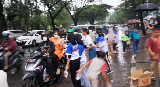 GATS Berikan Takjil Ramadhan Kepada Pengguna Jalan
