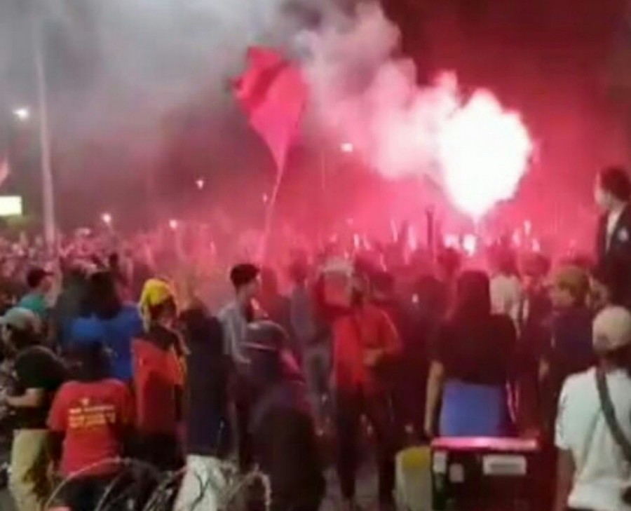 Ribuan Mahasiswa dan Pelajar STM Masih Bertahan Hingga Malam Hari