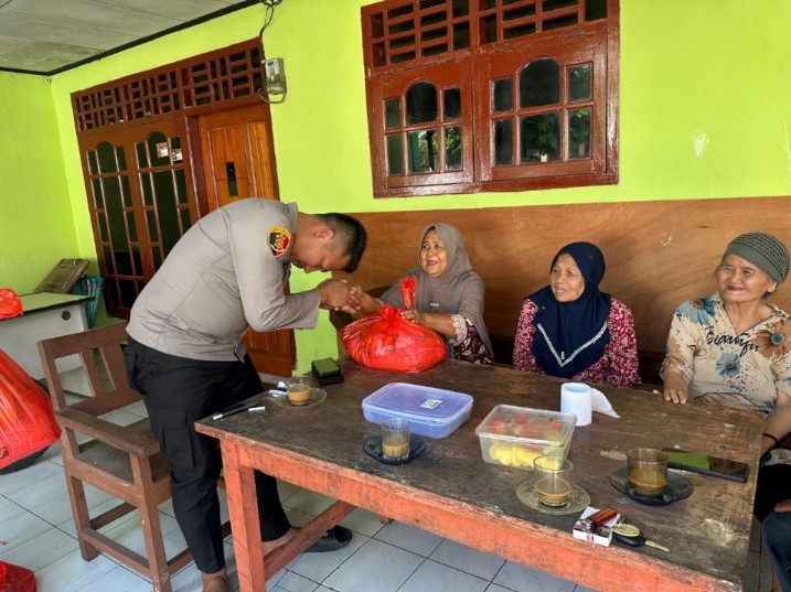 Kapolsek Pasar Kemis Salurkan Bansos untuk Lansia di Desa Sukaharja