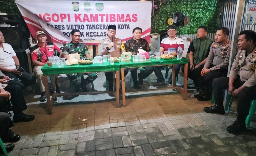Kapolsek Neglasari Ngupi Bersama Masyarakat, Berikan Pesan Kamtibmas