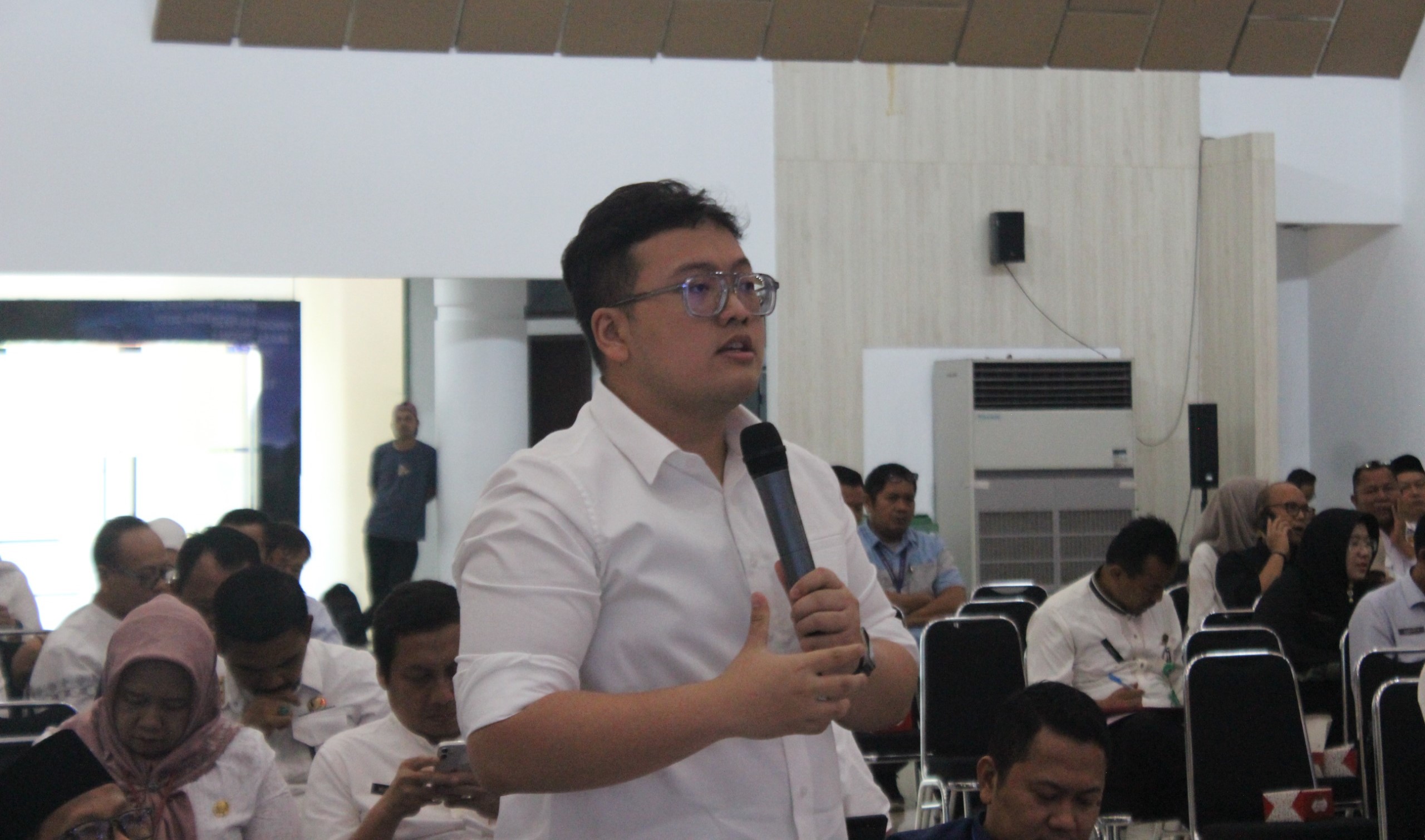 Anggota DPRD Provinsi Banten, Abraham Garuda Laksono, mengungkapkan keluhan warga Bojong Nangka terkait sulitnya akses ke Sekolah Menengah Pertama (SMP) Negeri di wilayah tersebut kepada Penjabat (Pj) Bupati Tangerang, Andi Ony.