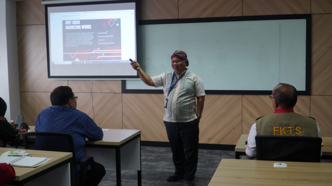 Universitas Multimedia Nusantara (UMN) menggelar workshop 'Public Speaking for Podcast' untuk aparatur pemerintahan daerah, membekali peserta dengan keterampilan komunikasi yang efektif. Pelajari teknik public speaking dan produksi konten podcast menarik bersama para ahli di bidangnya.
