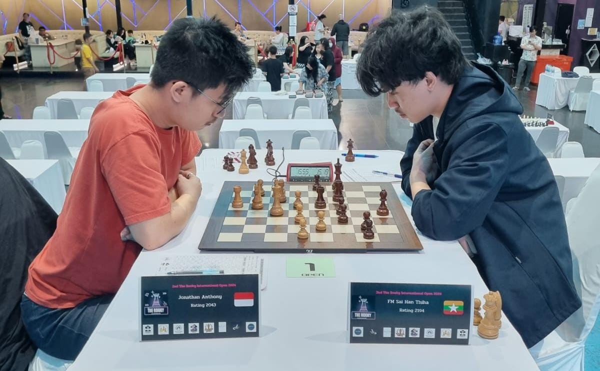 Jonathan Anthony, atlet catur asal Kabupaten Tangerang, berhasil meraih juara 1 di The Rooky Internasional Open 2024 di Bangkok. Prestasinya ini mengharumkan nama Indonesia di kancah internasional saat ia mengalahkan 25 pecatur dari 24 negara. Dukungan ibu dan persiapan serius menjadi kunci keberhasilannya. Ketua Percasi Kabupaten Tangerang, Hendra, menyatakan bahwa pencapaian ini akan memotivasi atlet muda untuk terus berlatih dan berprestasi di tingkat global.