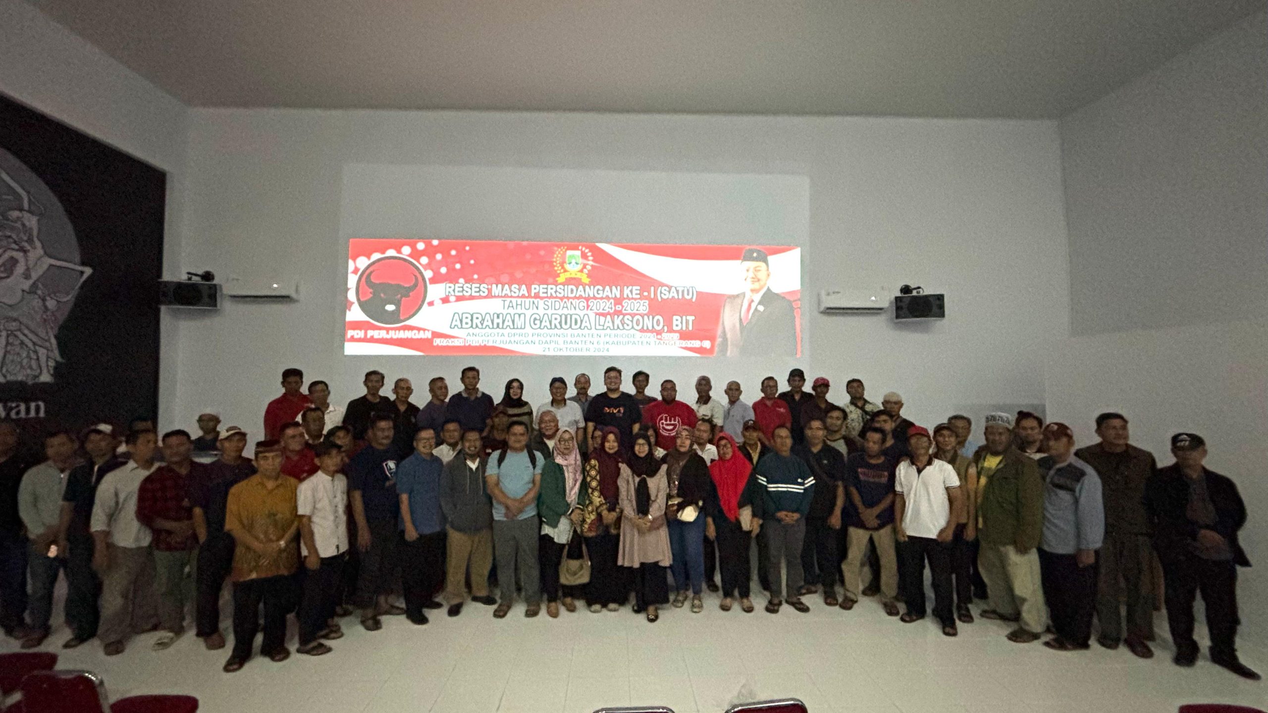 Abraham Garuda Laksono, Anggota DPRD Provinsi Banten dari Fraksi PDI Perjuangan, mengadakan kegiatan reses di Padepokan Kebangsaan Karang Tumaritis, Kelurahan Bojong Nangka, Kecamatan Kelapa Dua, Kabupaten Tangerang, Senin, 21 Oktober 2024. Acara ini menjadi ajang bagi masyarakat setempat untuk menyampaikan berbagai aspirasi mereka.