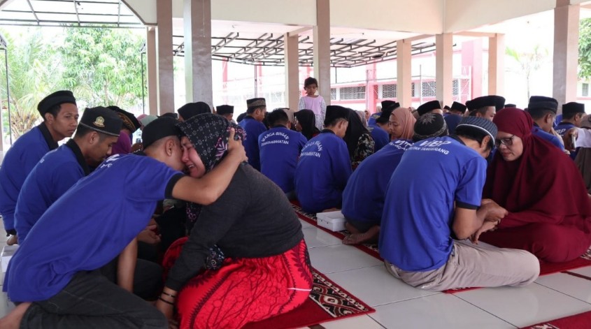 Momen Haru Sungkeman Warga Binaan Rutan Tangerang di Hari Ibu