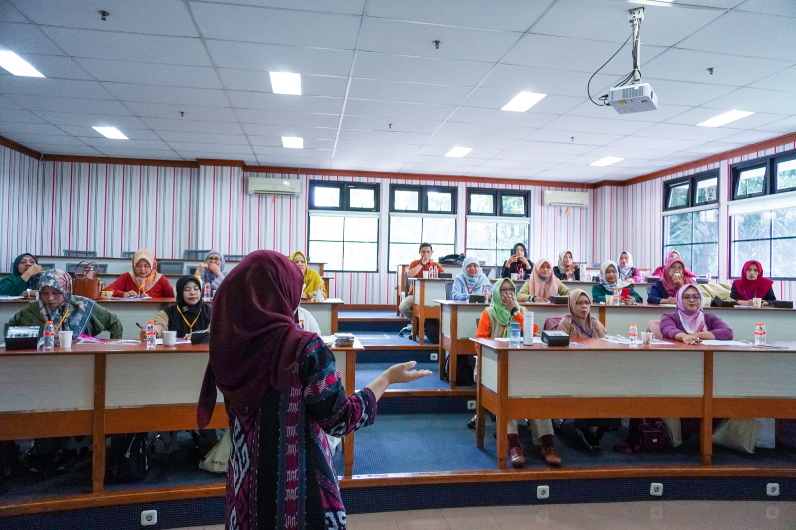 Dosen Telkom University latih 50 UMKM Kabupaten Bandung di bidang media digital. Pelatihan "Kompetensi Media Digital" fokus pada strategi, alat bantu, dan analisis audiens untuk meningkatkan penjualan dan branding