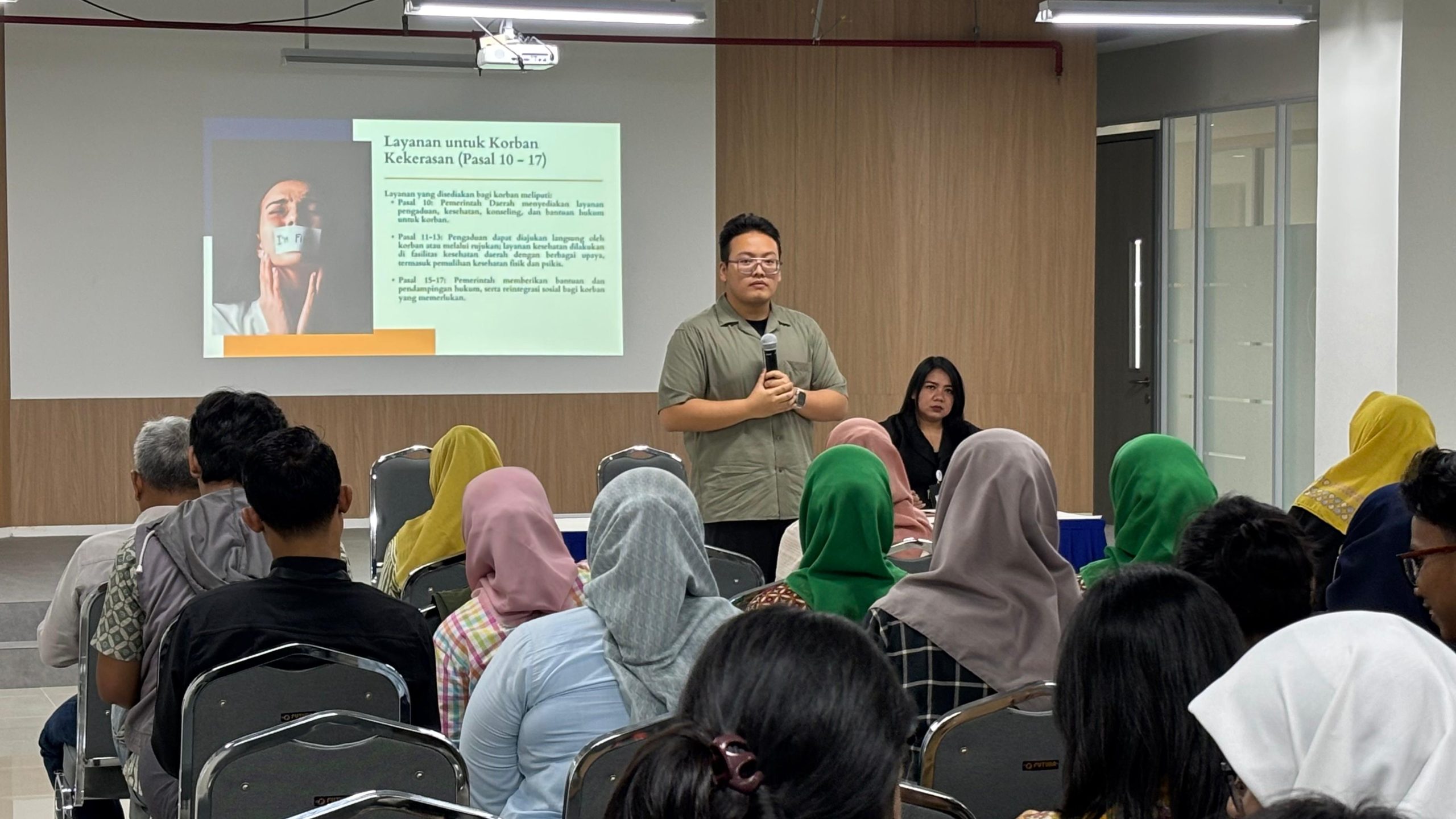 Abraham Garuda Laksono, anggota DPRD Banten, menekankan pentingnya partisipasi aktif seluruh civitas akademika dalam upaya menanggulangi kekerasan seksual di lingkungan kampus.