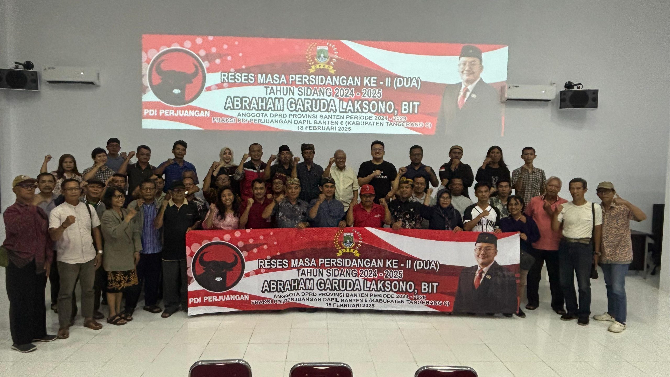 Abraham Garuda Laksono mendengarkan curhatan komunitas Jawa dan Cina Benteng dalam reses di Tangerang, meski cuaca hujan.