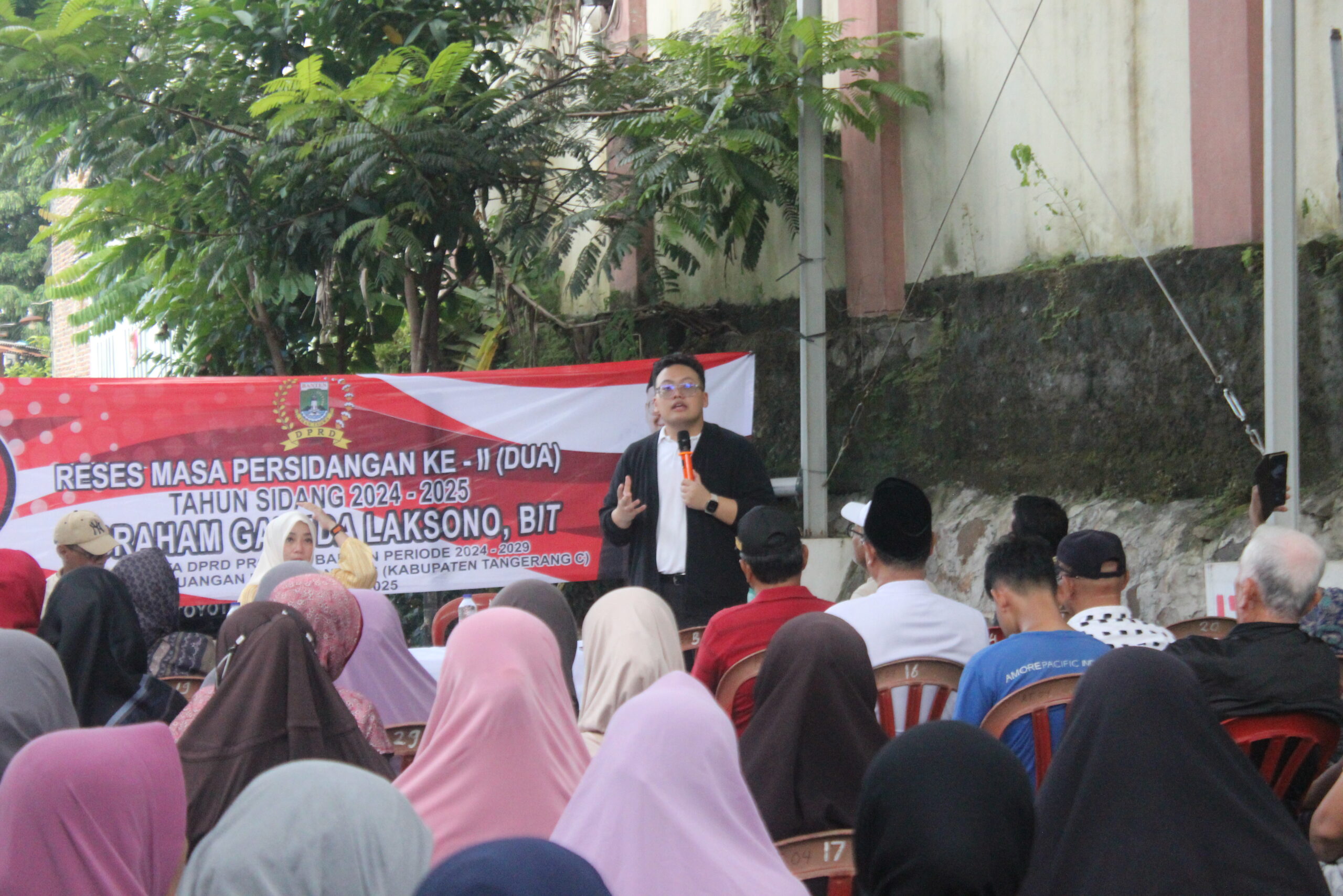 Abraham Garuda Laksono berkomitmen memperjuangkan aspirasi warga Curug, Tangerang, dalam reses yang diadakan di Balai Warga RW 16. Warga menyampaikan keluhan terkait infrastruktur, kepemudaan, dan kesehatan, yang akan dibawa ke rapat dewan.
