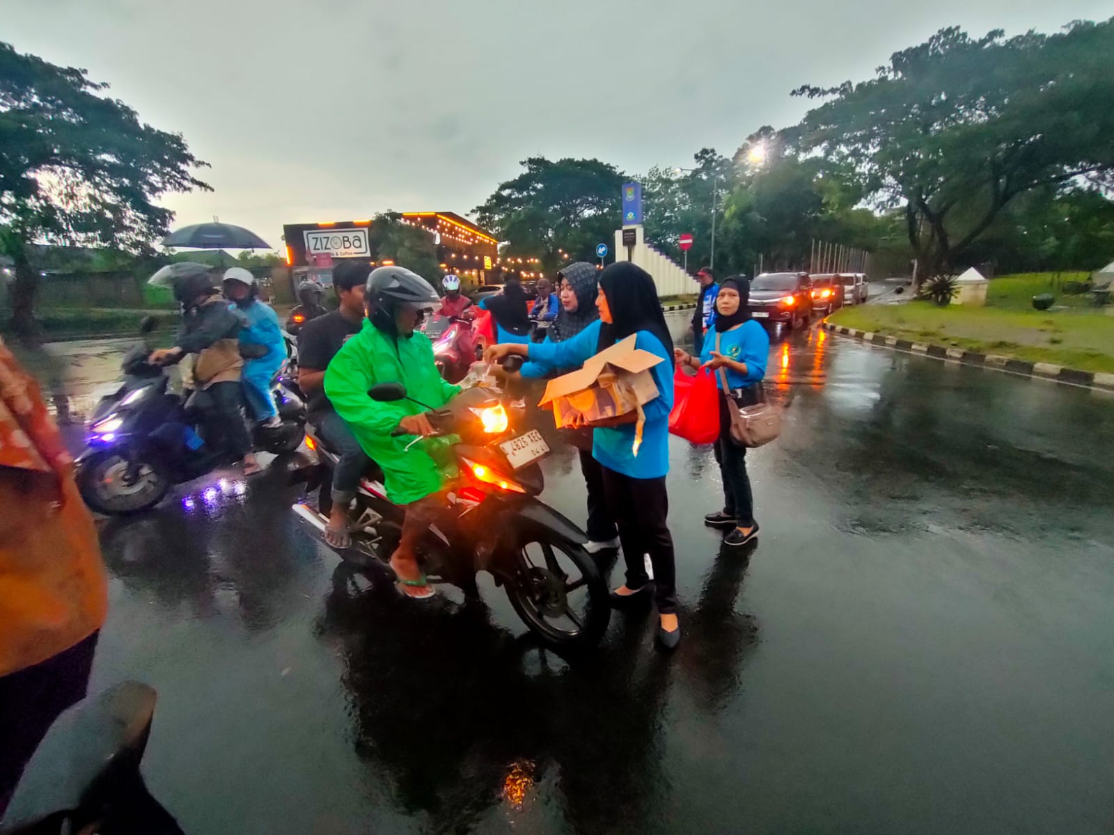 IKWI Kabupaten Tangerang berbagi takjil di tengah hujan deras, tunjukkan semangat berbagi dan kepedulian di bulan Ramadan
