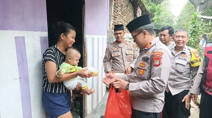 Polsek Neglasari Bagikan Takjil dan Makanan Berbuka Puasa
