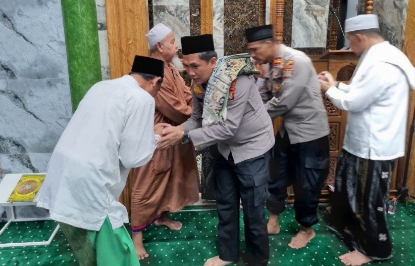 Polsek Neglasari Gelar Salat Tarawih Keliling di Masjid Daarul Muttaqin