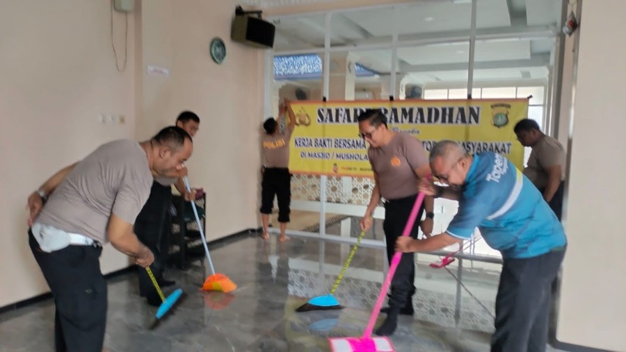 Safari Ramadhan, Polsek Neglasari Gelar Kerja Bakti di Dua Masjid