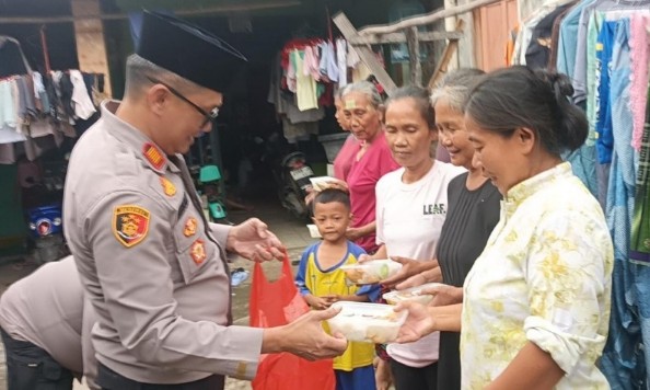 Kapolsek Neglasari Berbagi Takjil ke Warga Sekitar 