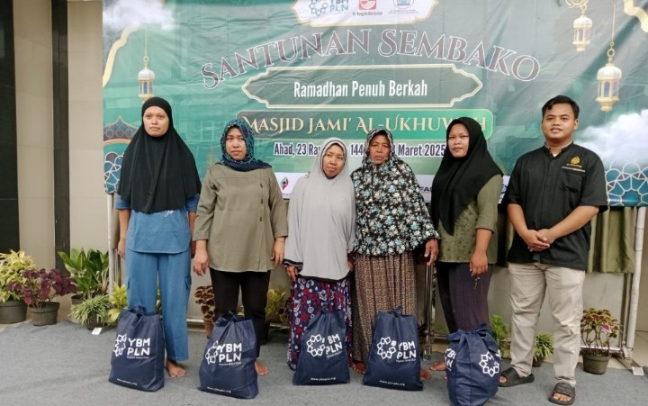Panitia Ramadhan Masjid Jami Al-Ukhuwah Bagikan 2700 Paket Sembako