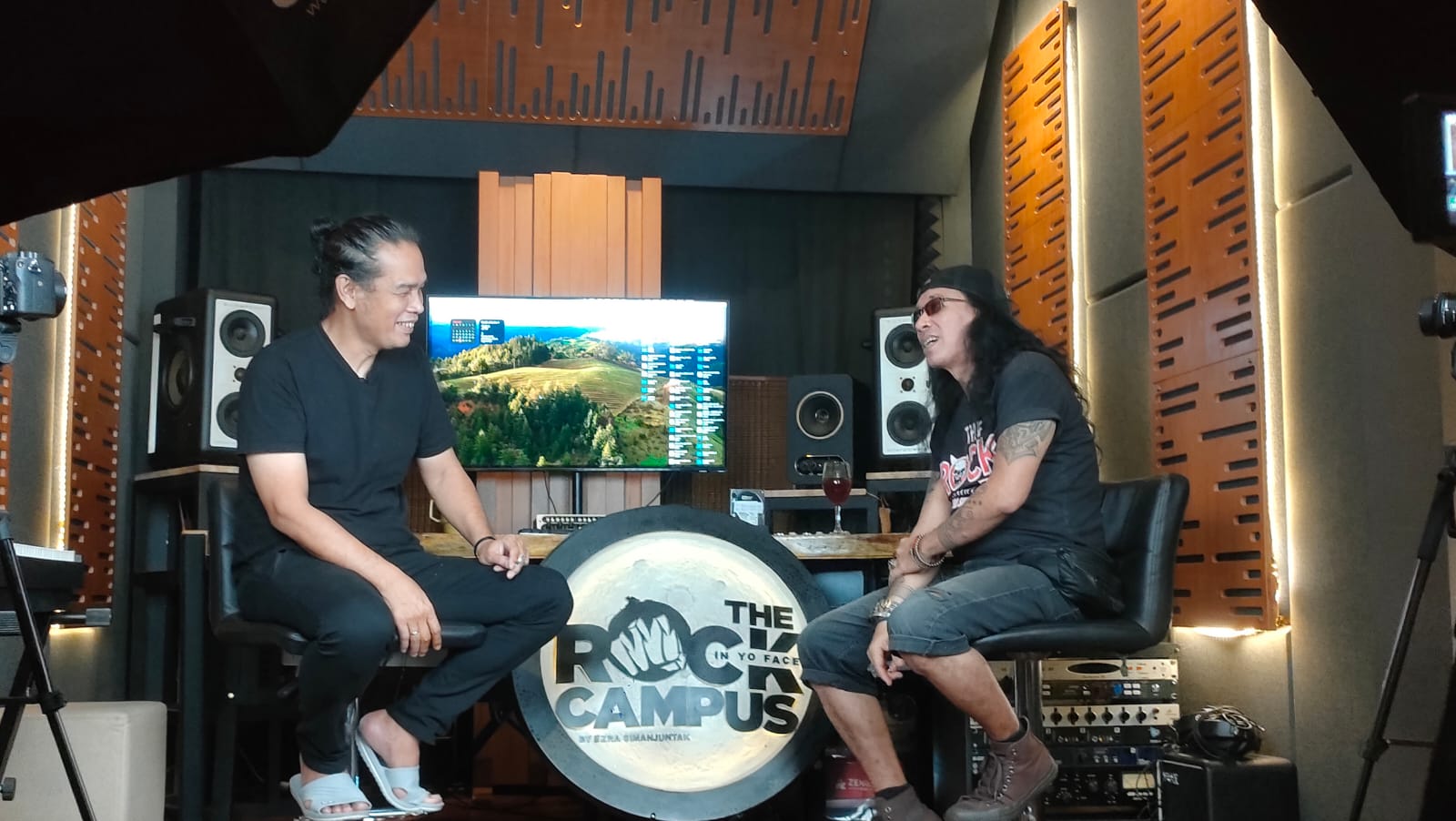 Dengarkan The Rock Campus, podcast nostalgia musik rock Indonesia bersama Ezra Simanjuntak dan Pay Burman, penuh inspirasi dan cerita.