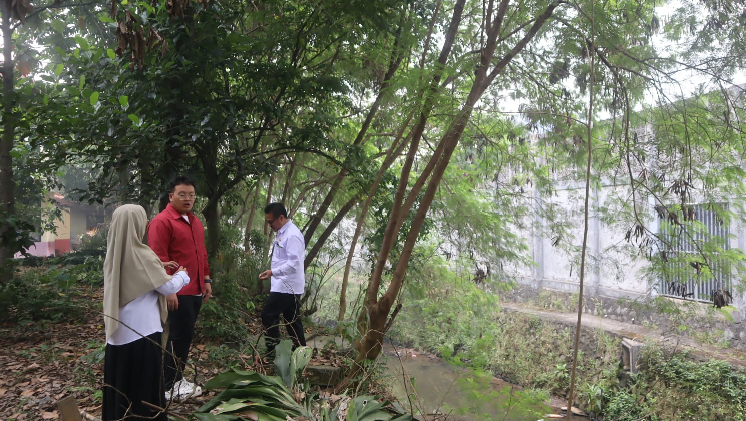 Abraham Garuda Laksono mendesak Dinas Pendidikan Tangerang untuk segera perbaiki pagar SDN Medang 1 demi keselamatan siswa.