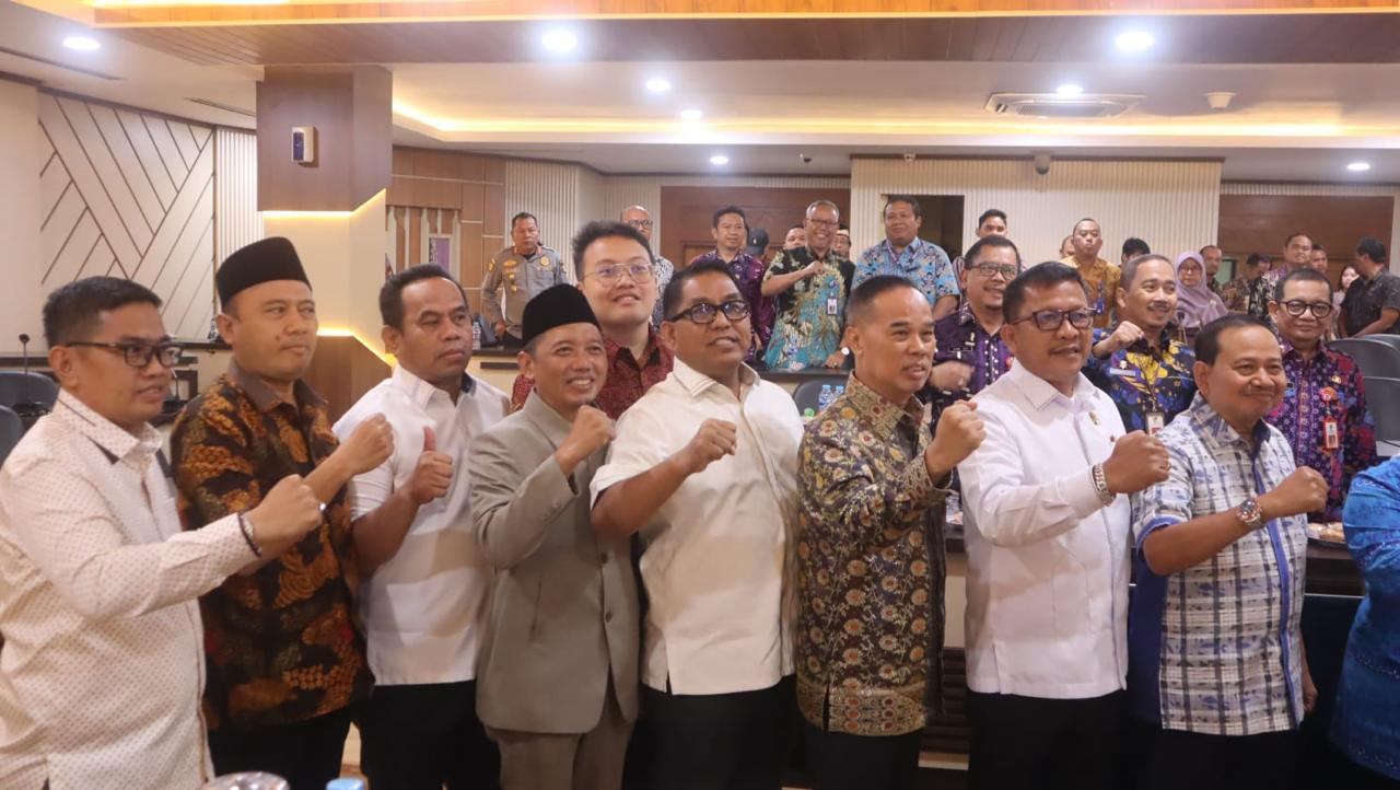 Abraham soroti minimnya SMP Negeri Kelapa Dua dan pagar SDN Medang 1 rusak dalam reses bersama Pemkab Tangerang