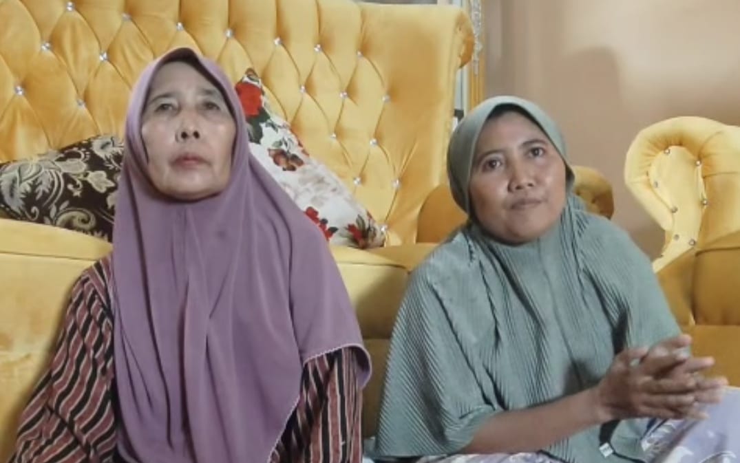 Hj Suenah (kiri) memberikan klarifikasi tidak pernah menjual tanah ke PIK 2, dia menjelaskan status lahan dan pelunasan dari pembeli beberapa waktu yang lalu di kediamannya. (Foto: Ist)