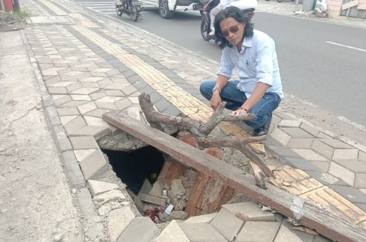 Lalai dalam Pengawasan, Jalan Pedestrian Parakan Hancur dan Berlubang
