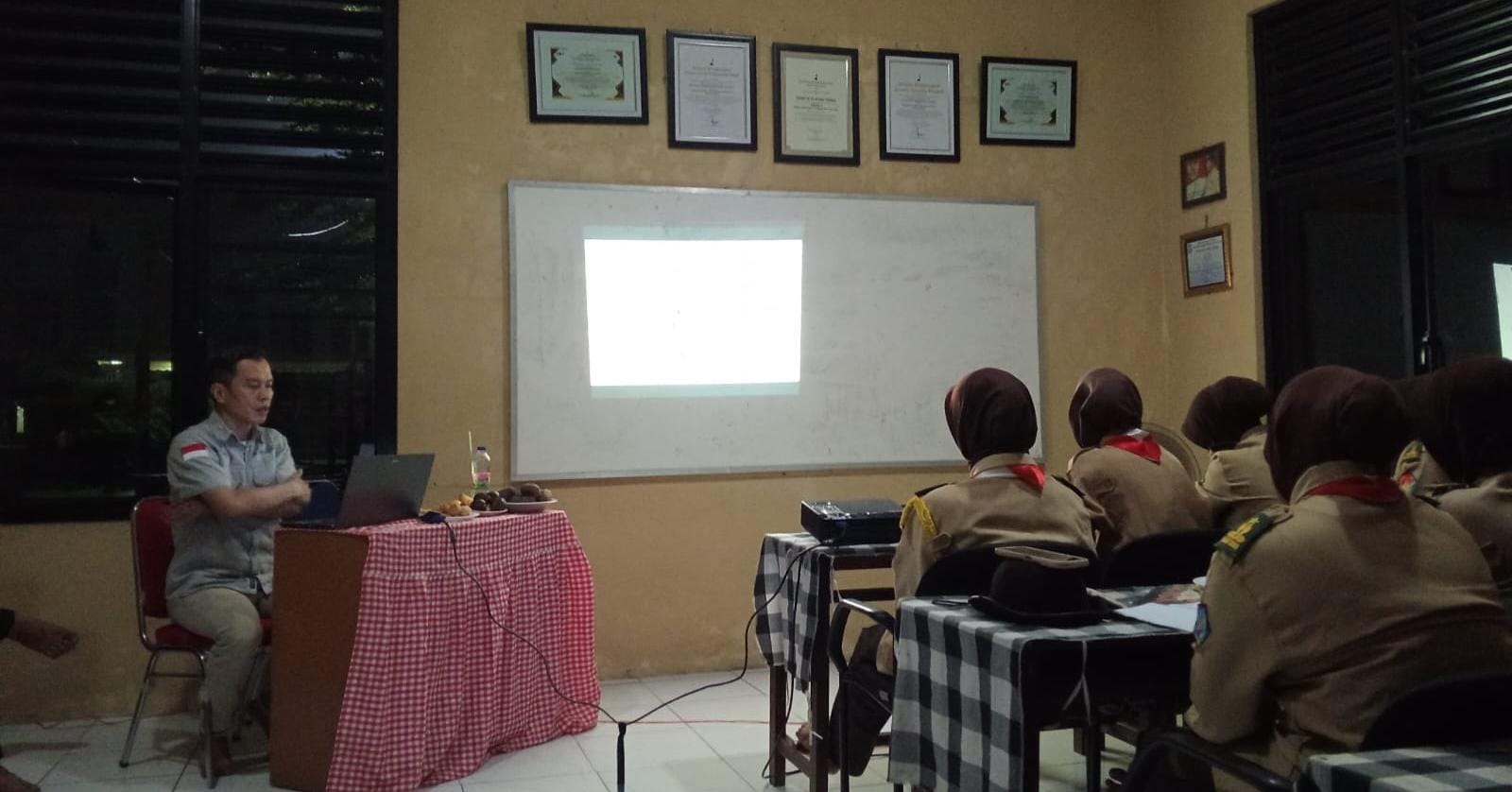 Pelatihan jurnalistik Pramuka di Cisoka, tingkatkan keterampilan komunikasi dan multimedia untuk hadapi tantangan era digital.