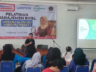 Alfamart Group selenggarakan pelatihan kewirausahaan untuk anggota IKWI PWI Kabupaten Tangerang, tingkatkan keterampilan bisnis mereka.