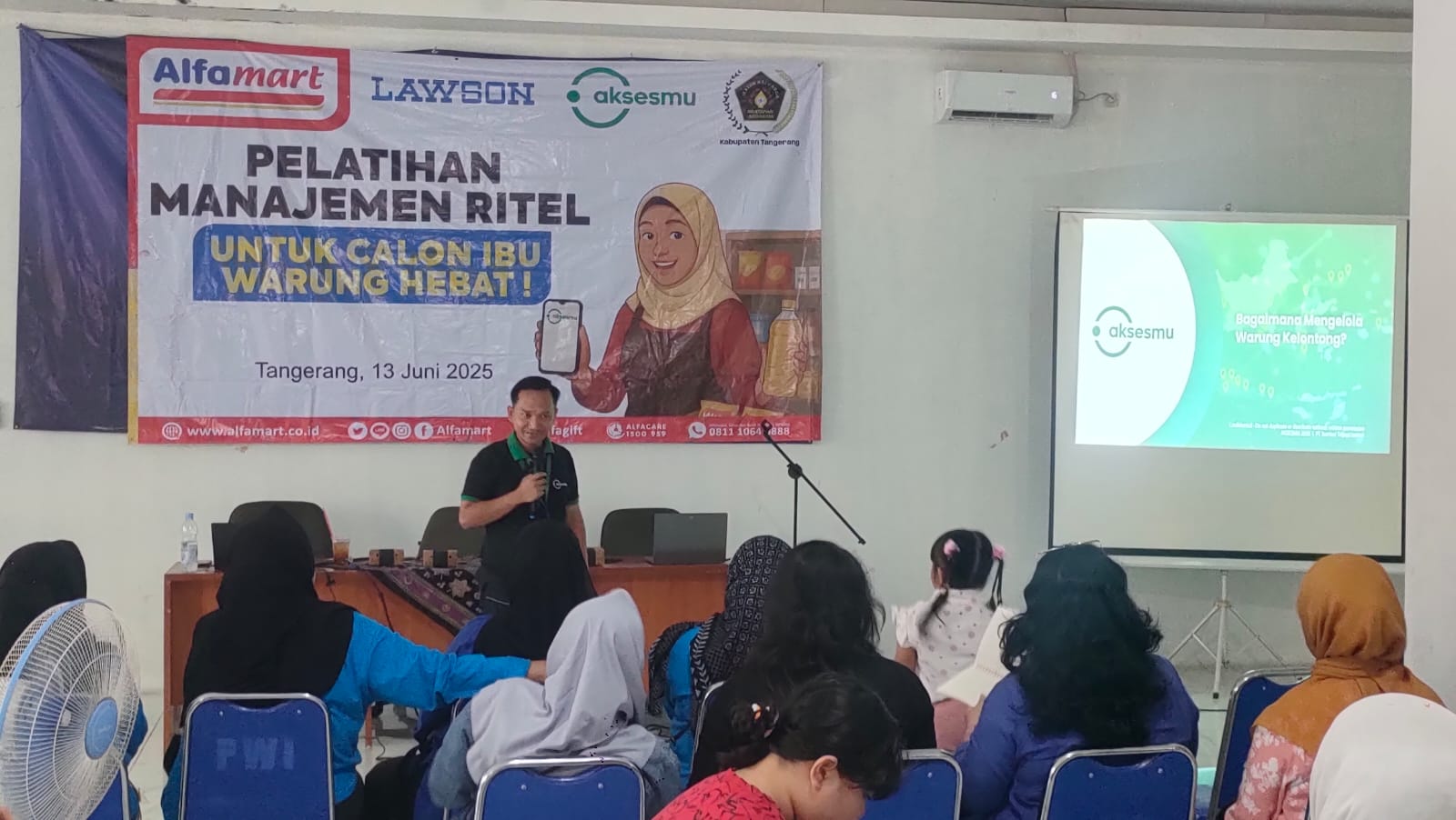 Alfamart Group selenggarakan pelatihan kewirausahaan untuk anggota IKWI PWI Kabupaten Tangerang, tingkatkan keterampilan bisnis mereka.