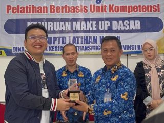 Pelatihan kecantikan dari Abraham dan Disnakertrans Banten tingkatkan skill dan kemandirian ekonomi kaum perempuan muda.