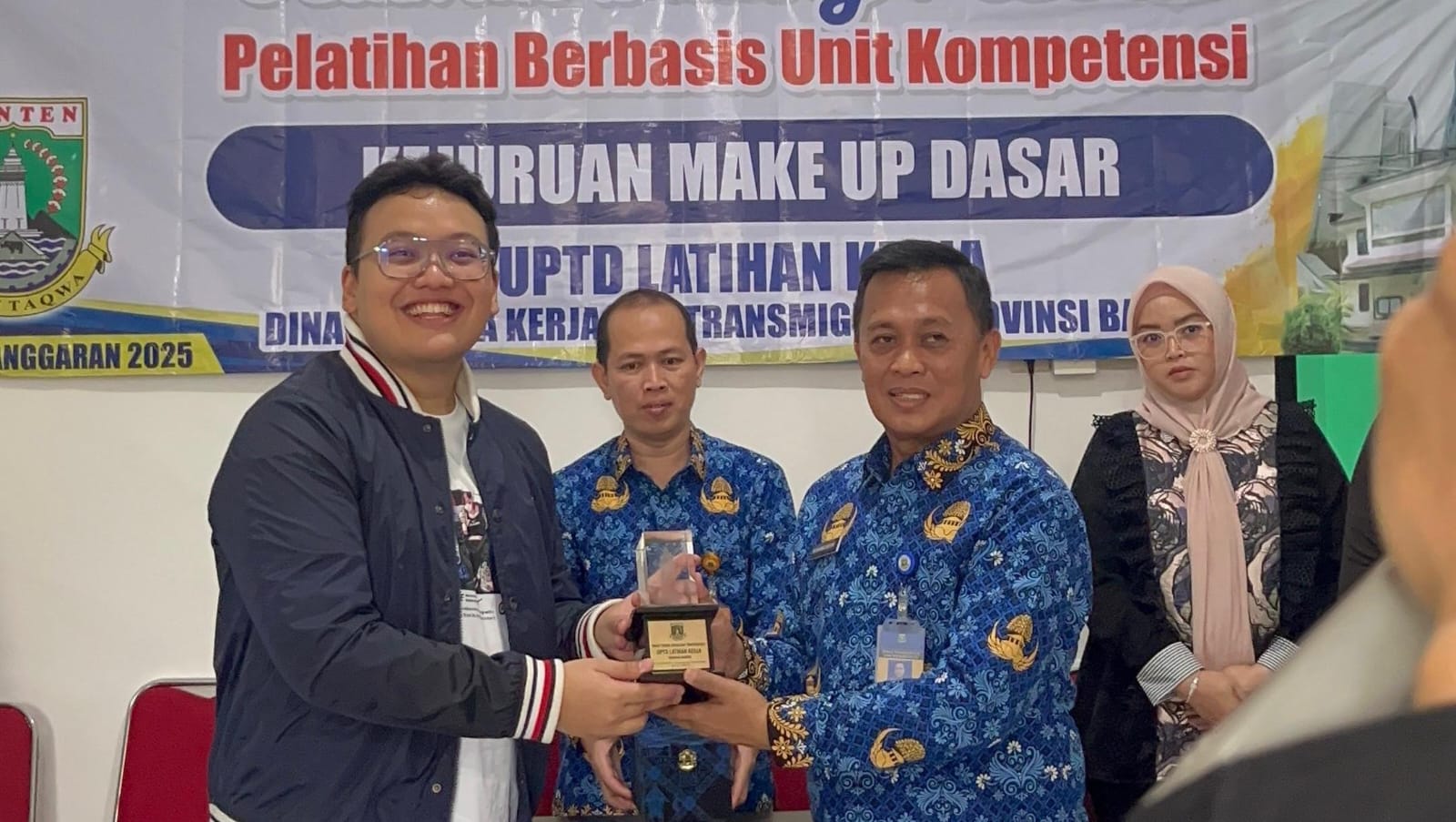 Pelatihan kecantikan dari Abraham dan Disnakertrans Banten tingkatkan skill dan kemandirian ekonomi kaum perempuan muda.