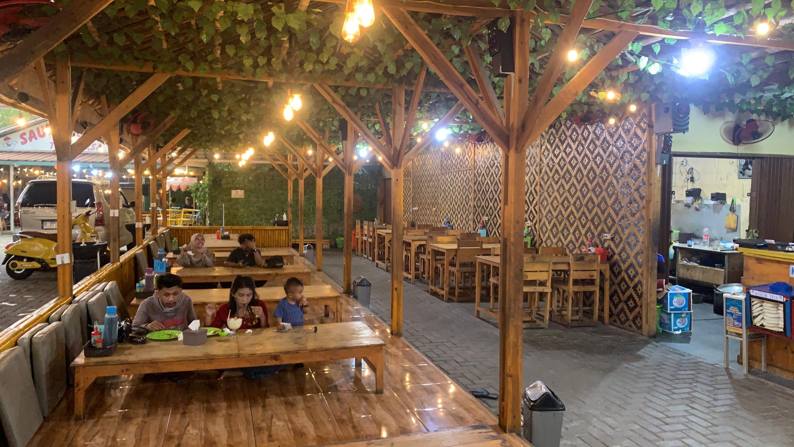 Nikmati kuliner lezat dan terjangkau di Saung Pinang 99 Tigaraksa. Beragam menu, fasilitas lengkap, dan pengalaman bersantap menyenangkan!
