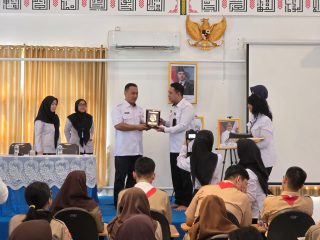 Imigrasi Jakarta Pusat edukasi siswa tentang paspor di Hari Anak Nasional 2025. Program 'Goes To School' kenalkan keimigrasian sejak dini.