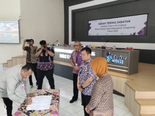 Hendra resmi menjabat Kabid Hubungan Industrial Disnaker Kabupaten Tangerang, menggantikan Desyanti dalam serah terima jabatan.