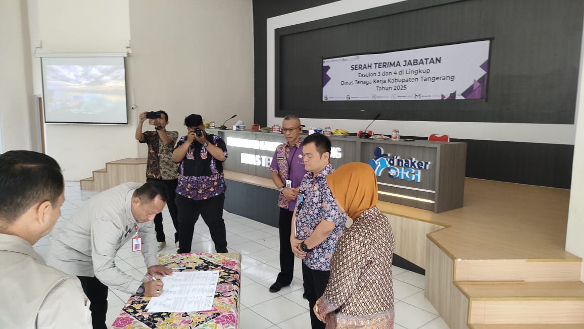Hendra resmi menjabat Kabid Hubungan Industrial Disnaker Kabupaten Tangerang, menggantikan Desyanti dalam serah terima jabatan.