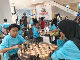 Pecatur muda unjuk kebolehan di turnamen catur dalam rangka Hari Catur Internasional di Tangerang. Saksikan aksi mereka!