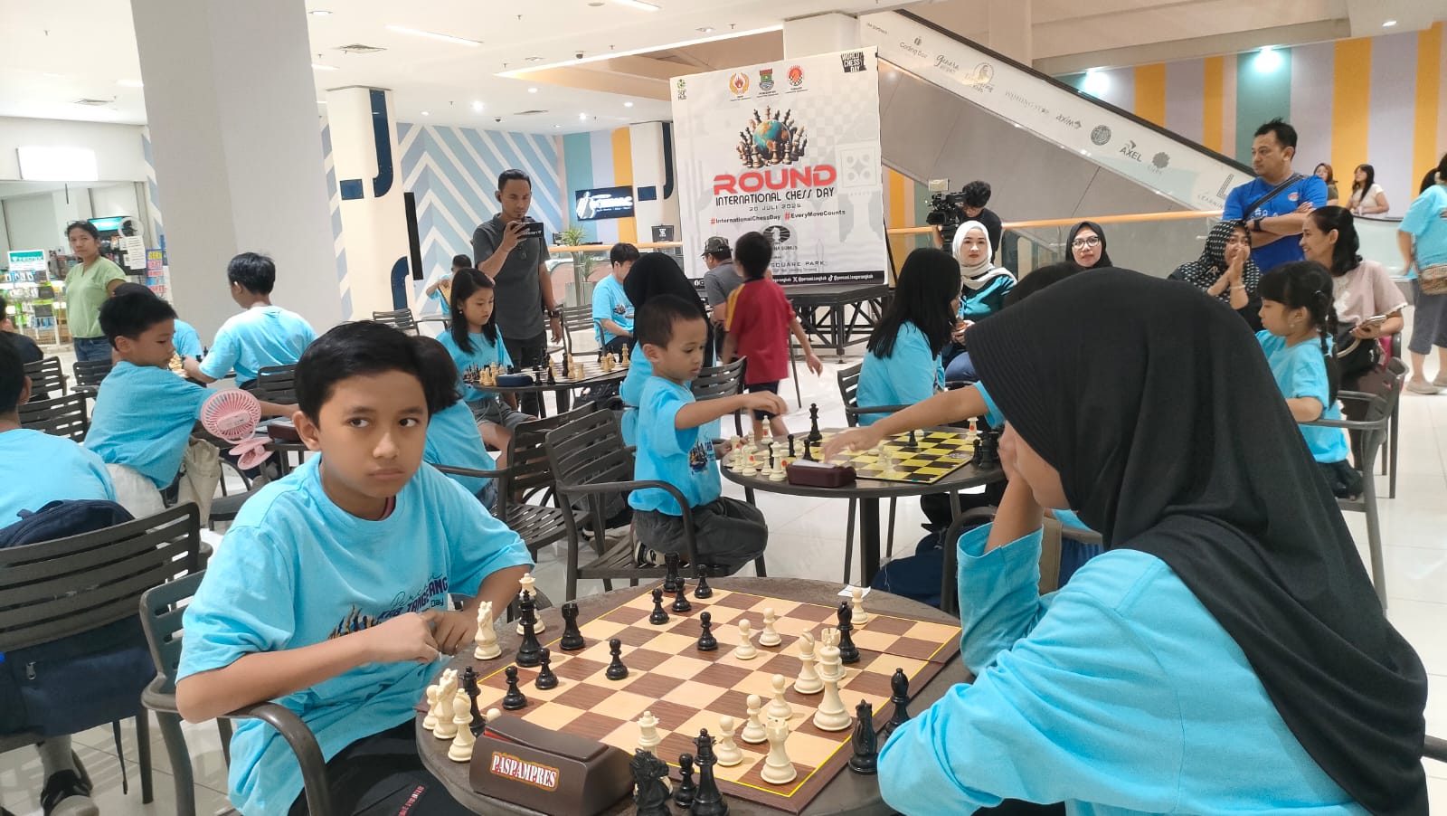 Pecatur muda unjuk kebolehan di turnamen catur dalam rangka Hari Catur Internasional di Tangerang. Saksikan aksi mereka!