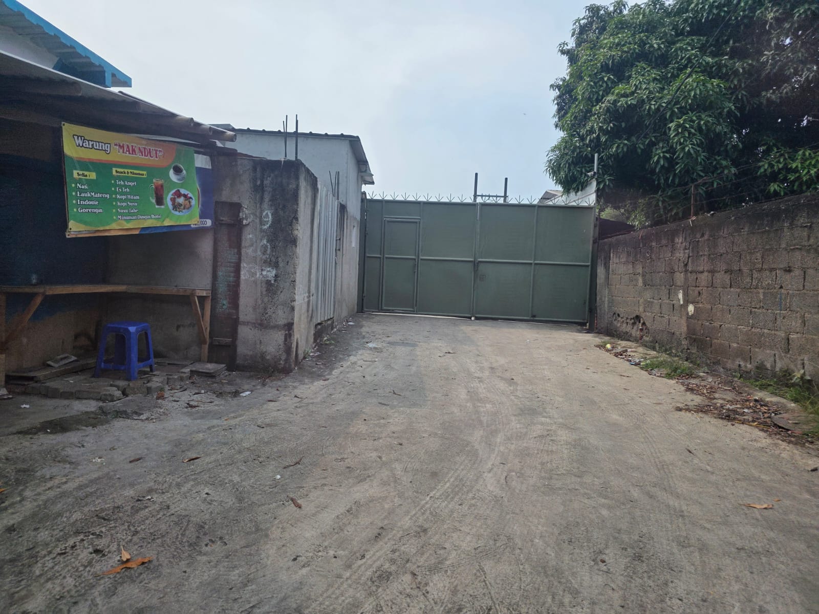 Sebuah gudang yang diduga menjadi lokasi produksi oli palsu bebas beroperasi di wilayah Kota Tangerang. Pabrik yang berlokasi di Jalan Hasyim Ashari, Kelurahan Buaran Indah, Kecamatan Tangerang, Kota Tangerang itu diduga kuat terkait dengan oli palsu yang digerebek petugas di Kalimantan Barat.