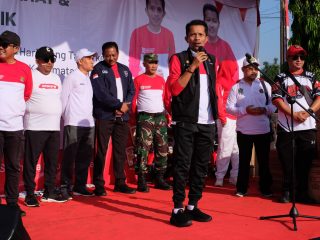 Ribuan warga Kresek semarakkan HUT Kemerdekaan RI dengan gerak jalan dan senam aerobik. Camat: Kegiatan bukti cinta tanah air & persatuan masyarakat.