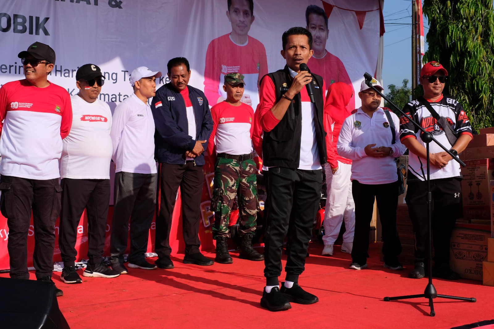 Ribuan warga Kresek semarakkan HUT Kemerdekaan RI dengan gerak jalan dan senam aerobik. Camat: Kegiatan bukti cinta tanah air & persatuan masyarakat.