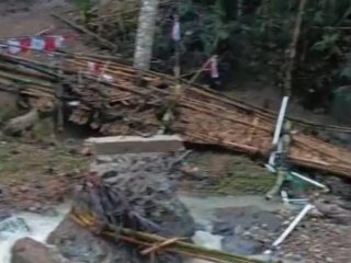 Ratusan Warga Glinggangan Pringkuku Pacitan Terjebak Banjir