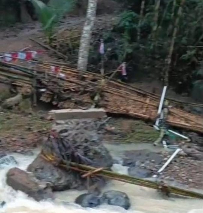 Ratusan Warga Glinggangan Pringkuku Pacitan Terjebak Banjir