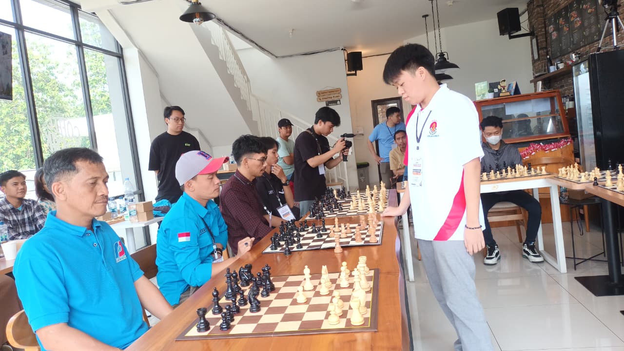 Fide Master Reynard Kristopher tak terkalahkan di Fun Catur Simultan Noboru Coffee Tangerang, 24 Agustus 2025, dalam acara CSR yang meriah.