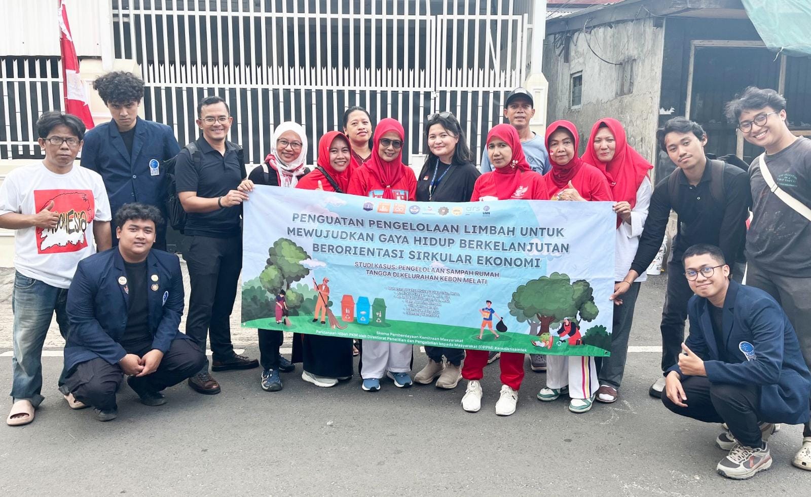UMN gelar PKM di Tanah Abang, ajak warga kelola sampah organik dengan komposter untuk gaya hidup berkelanjutan dan ekonomi sirkular.